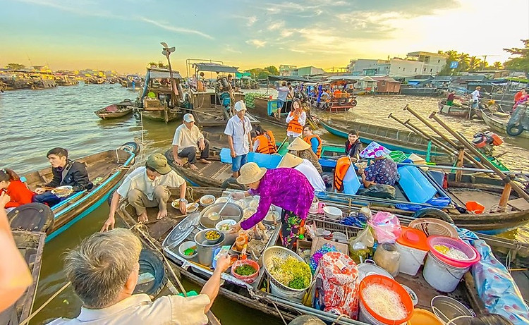 Ăn sáng trên chợ nổi Cái Răng - tour miền Tây 3 ngày 2 đêm
