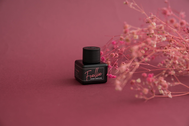 Nước hoa vùng kín Foellie màu đen 5 ml