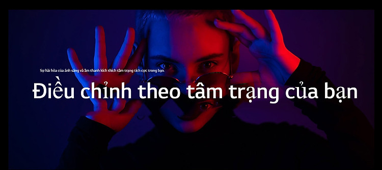 Phụ nữ tạo dáng trong ánh sáng đèn rực rỡ.