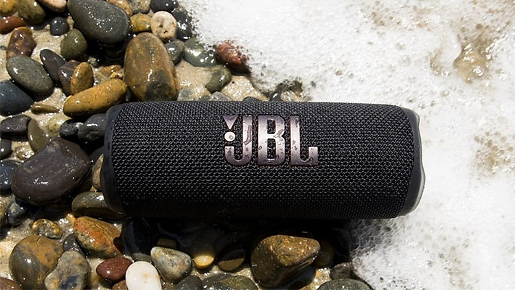 loa JBL Flip 6 nghe nhạc bãi biển