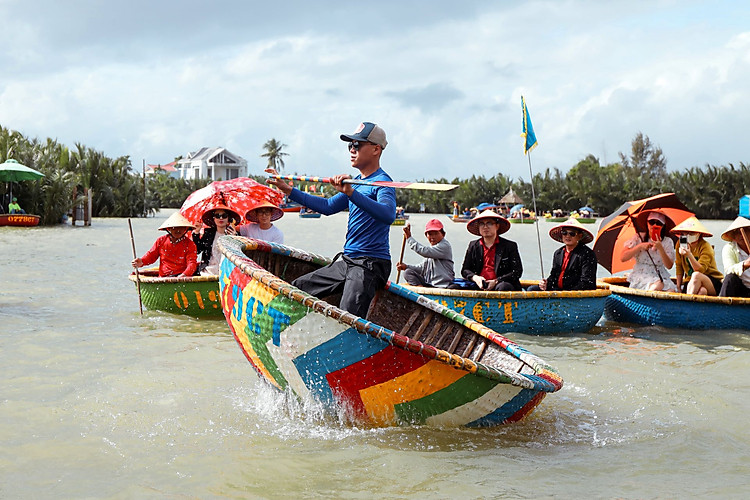 Múa thuyền thúng rừng dừa Bảy Mẫu