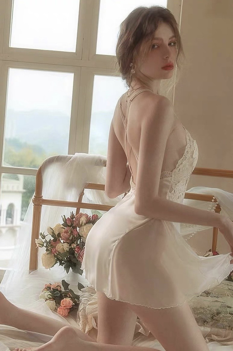 Váy Ngủ Lụa Phối Ren Quyến Rũ