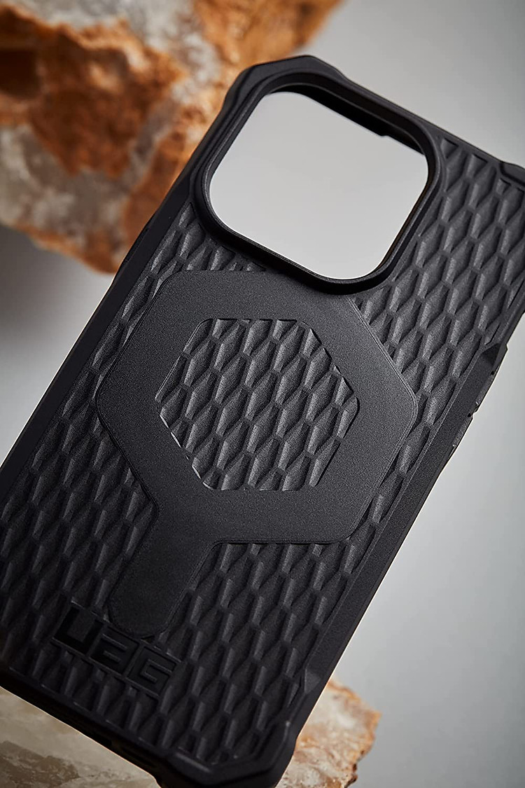 Ốp lưng UAG Essential Armor MagSafe iPhone 14 Pro