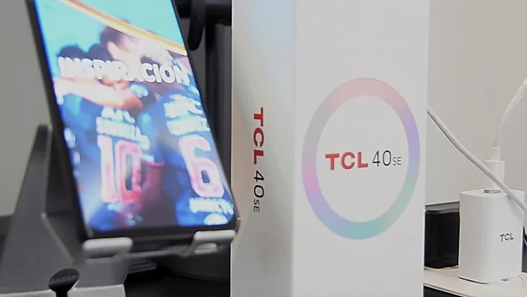 TCL 40 SE - Sử dụng cả ngày dài với viên pin dung lượng lớn