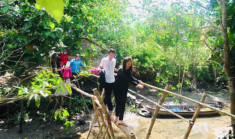 Trải nghiệm đi cầu khỉ tại Cồn Sơn