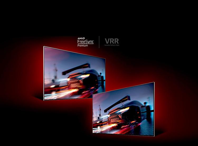 Có hai TV đối diện nhau. Ở bên trái, TV cho thấy một chiếc xe đua lái nhanh có vẻ khá mờ trong khi ở bên phải, TV cho thấy một chiếc xe đua lái nhanh nhưng rất rõ ràng.