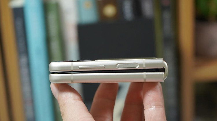Điện thoại Samsung Galaxy Z Flip3 5G 128GB | Cảm biến vân tay ở cạnh viền