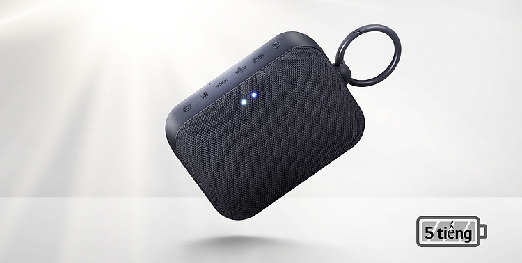 Mặt trước loa LG XBOOM Go đang trôi nổi trong không khí ở góc nghiêng. Ánh sáng chiếu từ phía sau.