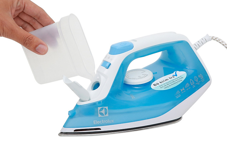 Lỗ châm thiết kế ở đầu mũi bàn ủi giúp việc châm nước tiện lợi hơn - Bàn ủi hơi nước Electrolux ESI4017