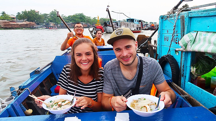 Ăn sáng trên chợ nổi Cái răng - tour miền Tây 4 ngày 3 đêm