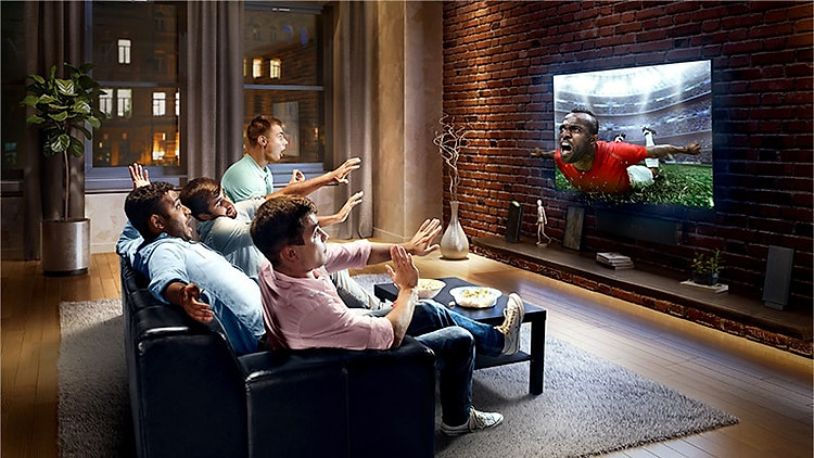 Thẻ này mô tả virtual surround plus. Một gia đình ngồi trên ghế xem bóng đá trên TV.