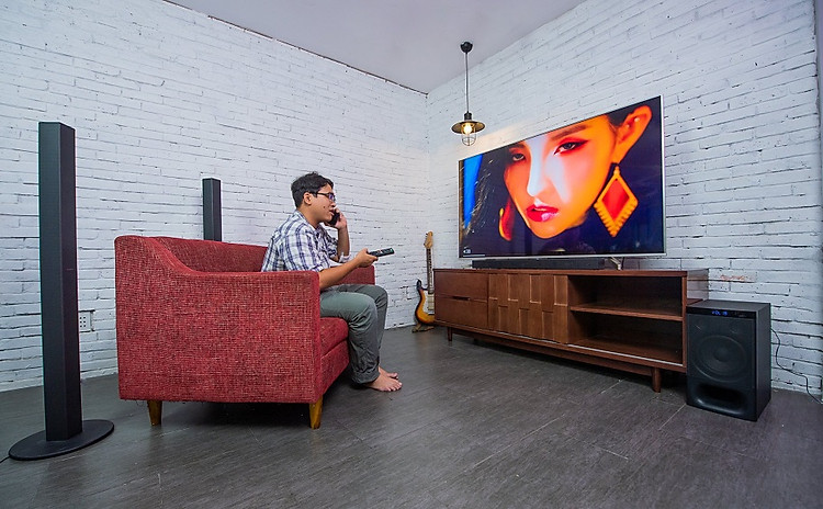 Loa Soundbar 3 kênh, loa subwoofer và các loa đứng phía sau