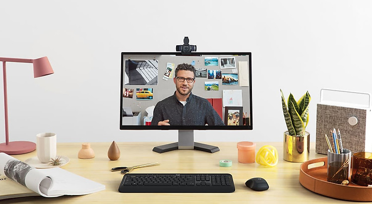 Webcam C920e được gắn trên màn hình ở văn phòng.