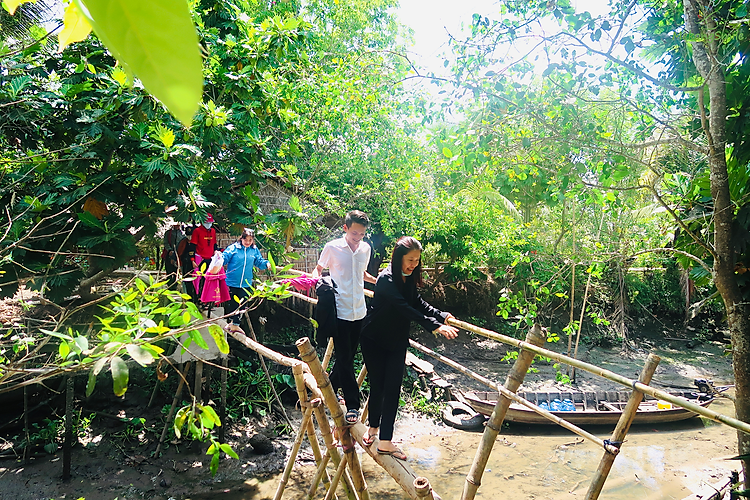 Trải nghiệm đi cầu khỉ cực vui - Tour đi miền Tây 4 ngày 3 đêm