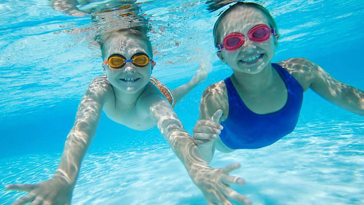 Kính bơi giúp bảo vệ mắt của bạn khỏi kích thích từ nước biển và Clo
