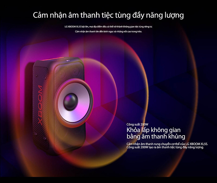 LG XBOOM XL5S được đặt ở khoảng không vô tận. Đồ họa âm thanh hình vuông được minh họa trên tường. Ở giữa loa, loa trầm khổng lồ 6,5 inch được phóng to để nhấn mạnh âm thanh 200W. Sóng âm thanh phát ra từ loa trầm.