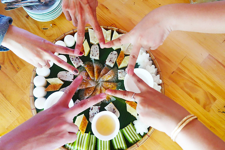 Trải nghiệm và thưởng thức bánh dân gian ở Cồn Sơn - tour miền Tây 4 ngày 3 đêm