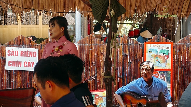 Phục vụ đờn ca tài tử tour Tiền Giang