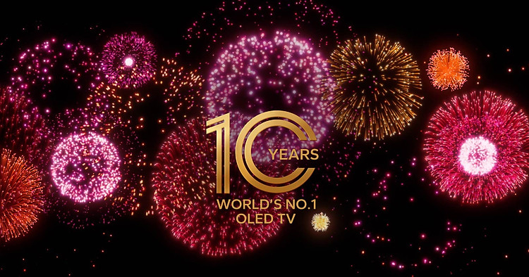 Video cho thấy biểu tượng 10 năm TV OLED số 1 thế giới xuất hiện dần dần trên phông nền màu đen với pháo hoa màu tím, màu hồng và màu cam.
