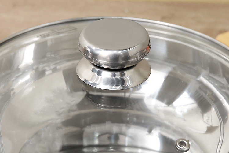Nồi lẩu inox 3 đáy 24cm Fivestar NL24-3DG có nắp bằng kính giúp dễ quan sát.