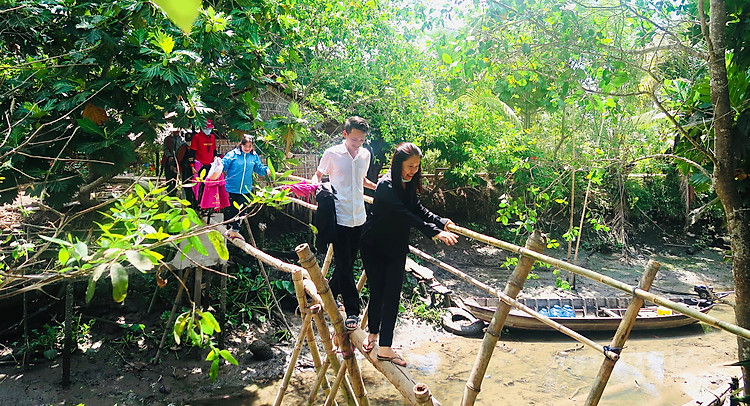 Trải nghiệm đi cầu khỉ ở Cồn Sơn Cần Thơ - tour miền Tây 4 ngày 3 đêm