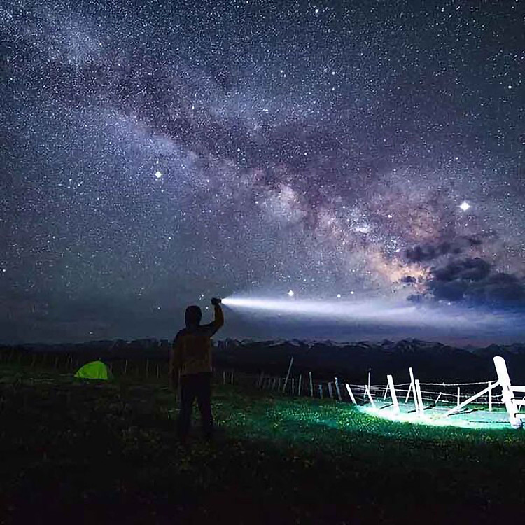 den-pin-cam-tay-nextool-4.jpg?v=1666412510357