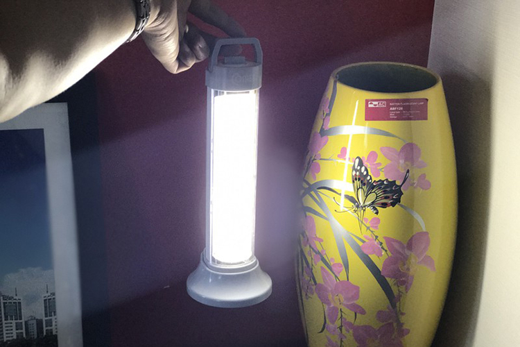 Đèn pin sạc LED Comet CRL3201