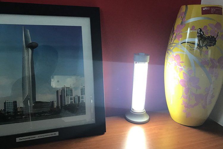 Đèn pin sạc LED Comet CRL3201