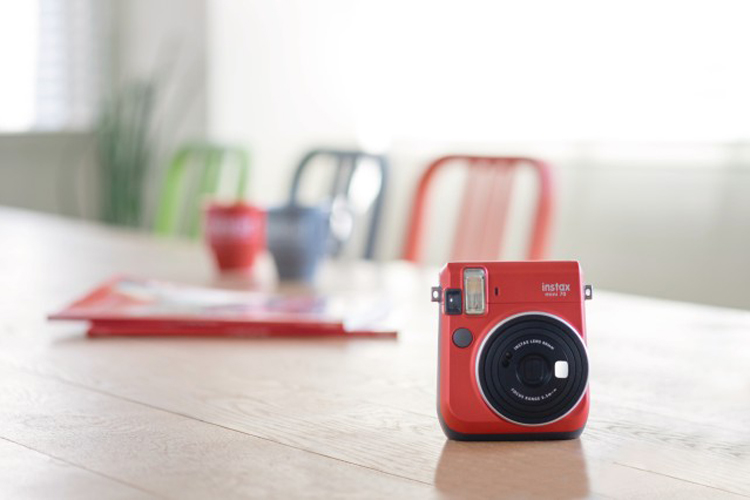 Máy Ảnh Selfie Lấy Liền Fujifilm Instax Mini 70 - Đỏ - Hàng Chính Hãng