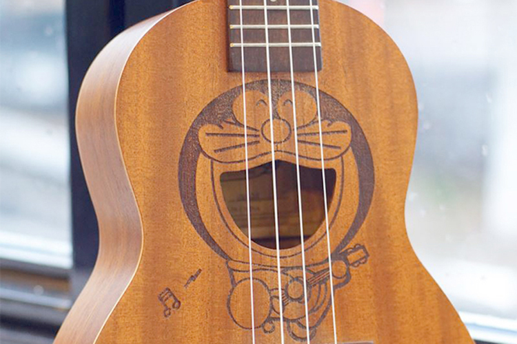 Ukulele Concert Gỗ Khắc Hình Doraemon KBD 33A18