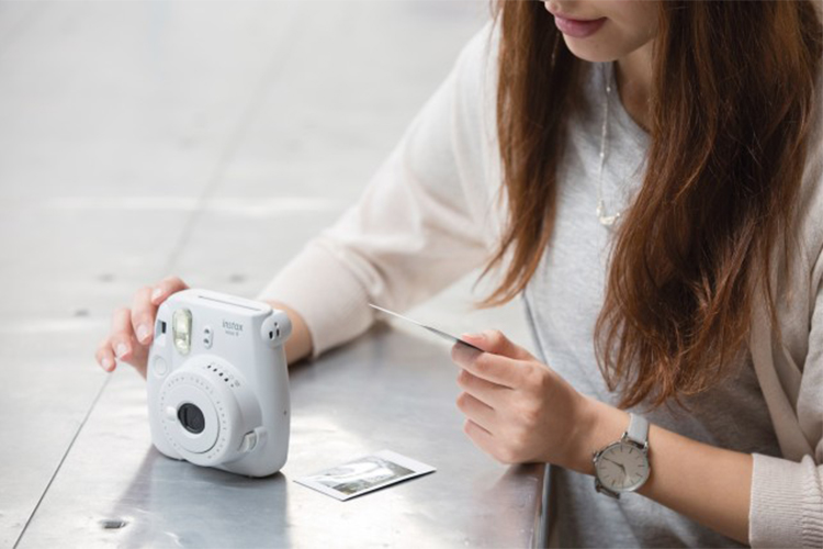 Máy Ảnh Selfie Lấy Liền Fujifilm Instax Mini 9 - Smoky White - Hàng Chính Hãng