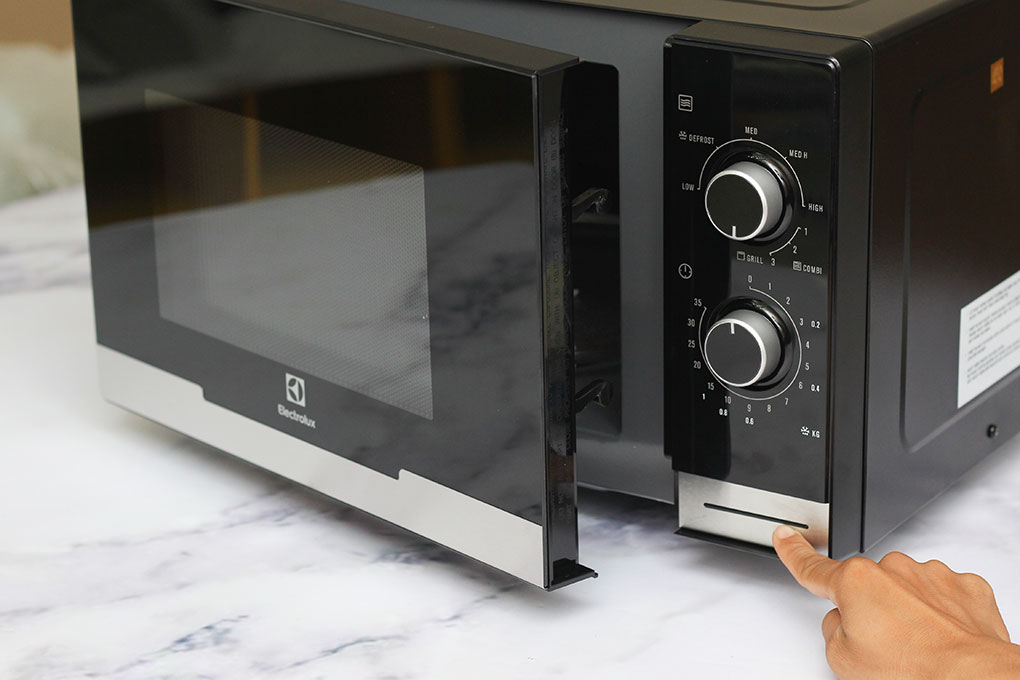 Lò vi sóng Electrolux EMM2318X 23L