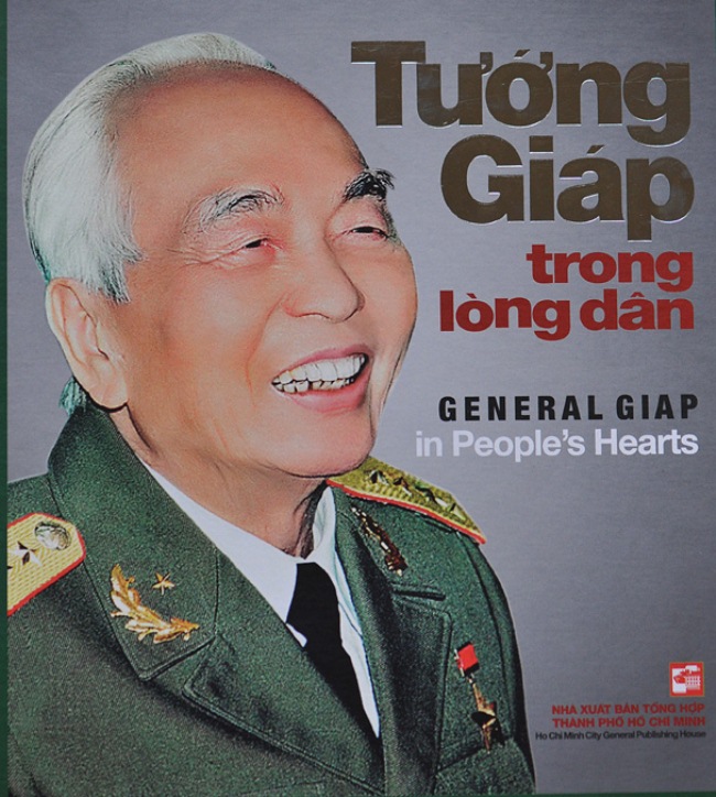 Tướng Giáp Trong Lòng Dân (Song Ngữ Anh - Việt) - Sách Ảnh