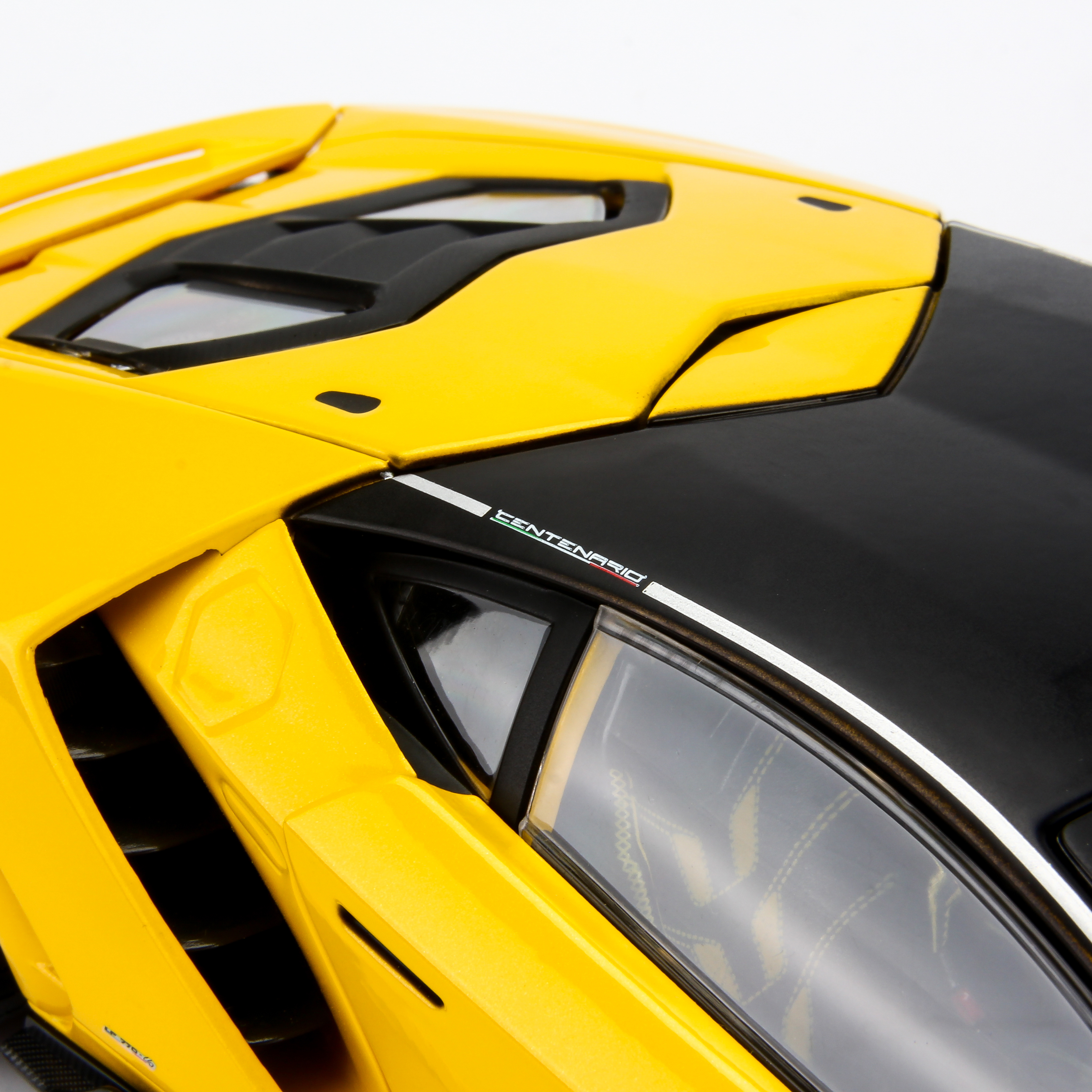 Mô Hình Xe Lamborghini Centenario Yellow 1:18 Exclusive Maisto MH-38136