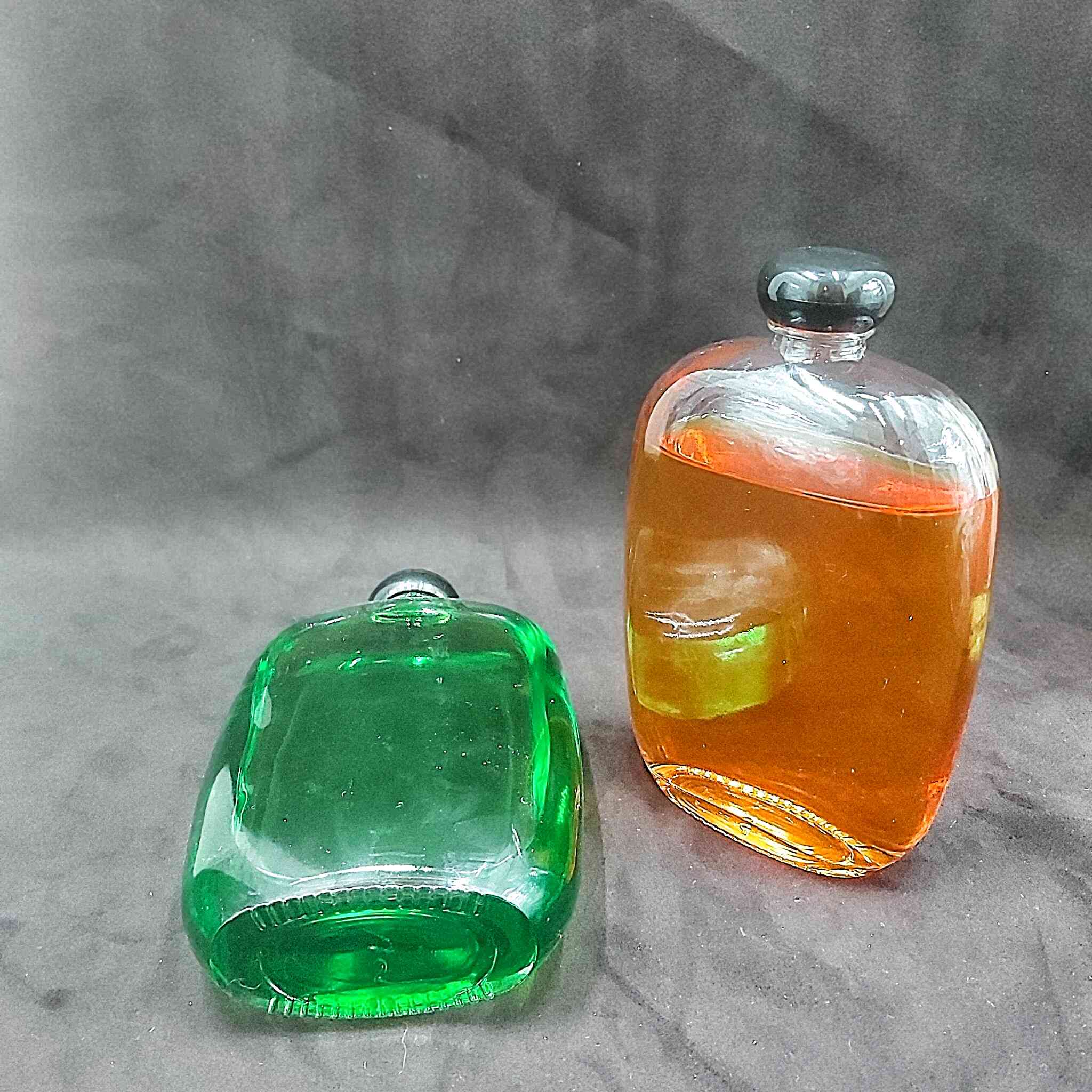 Chai thủy tinh 350ML BẦU DỤC – Kiểu DẸT nắp nhựa đen tròn - Vỏ Chai mini trong suốt