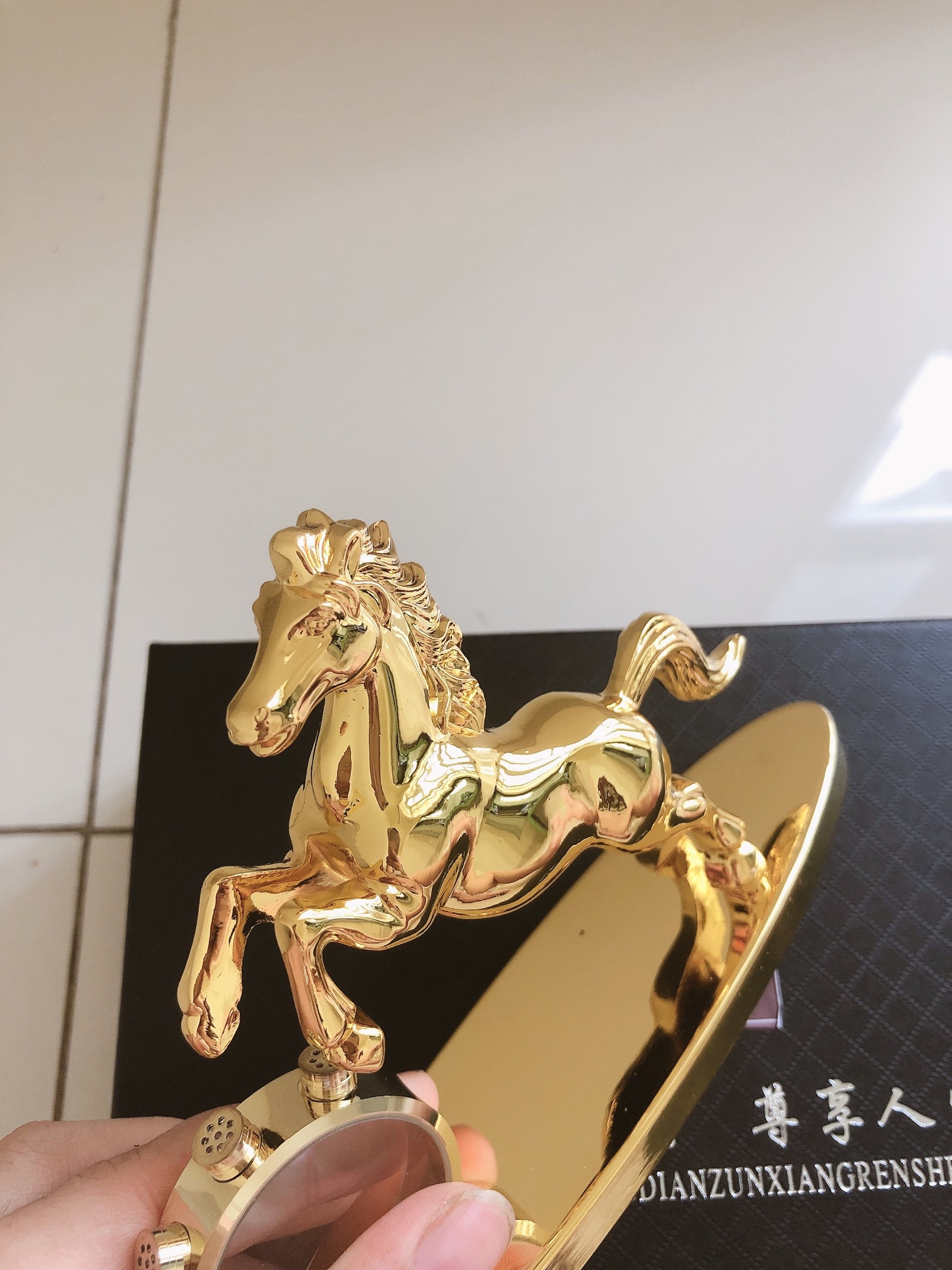 Tượng ngựa mạ vàng có vòng tròn pha lê đựng nước hoa giúp trang trí không gian xe hơi, bàn làm việc tặng kèm lọ tinh dầu nước hoa