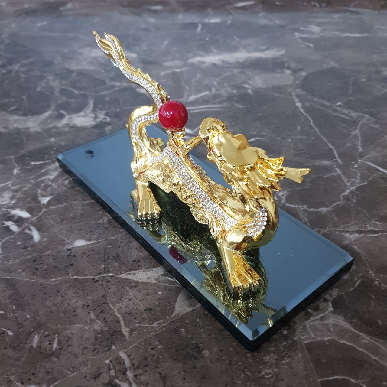 Tượng rồng vàng nhả ngọc kiêm nước hoa trang trí Taplo ô tô HC886