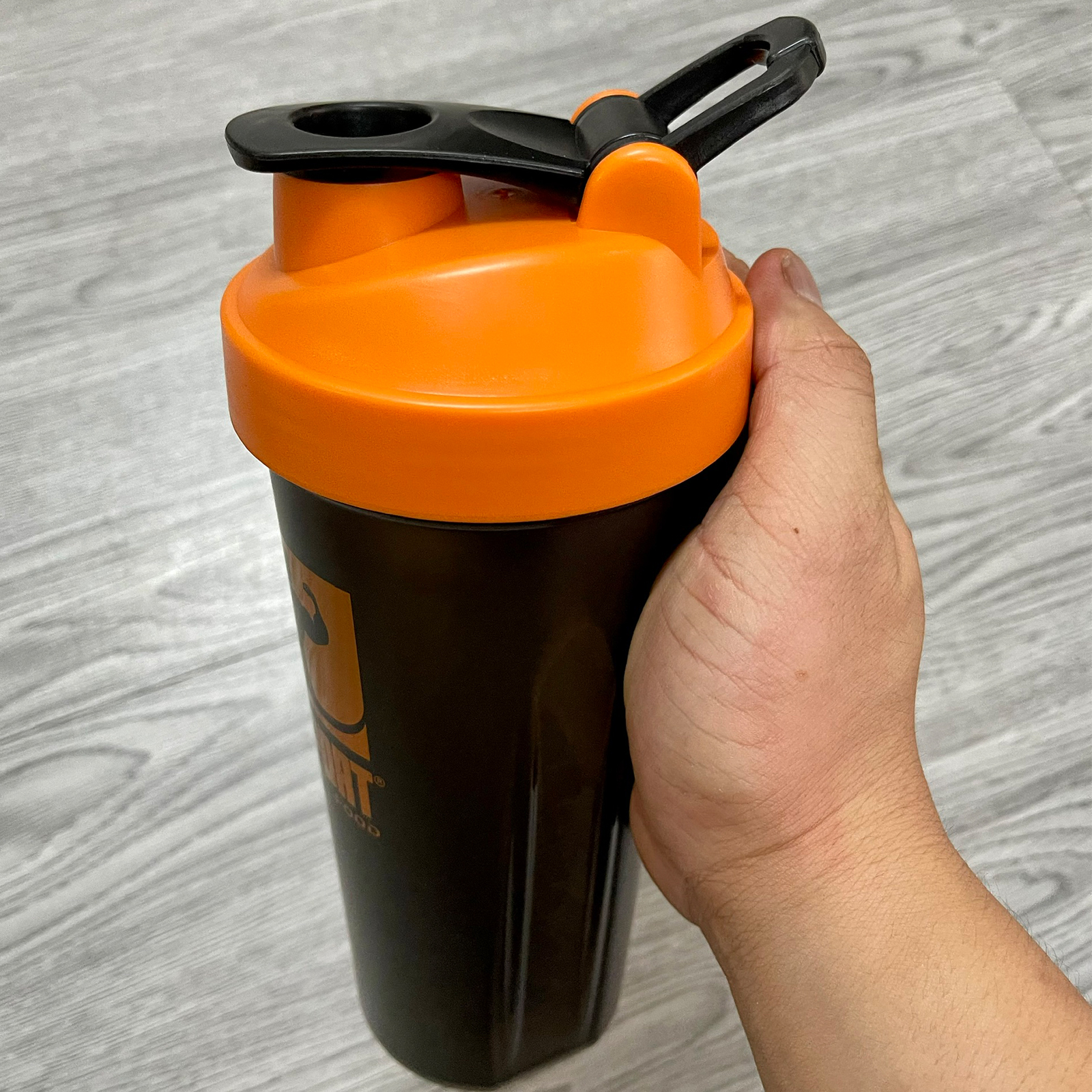 Bình lắc Shaker pha sữa cho người tập GYM hiệu TCSPORTFOOD - Bình nước thể thao Shaker 600 ml - Bình đen nắp cam