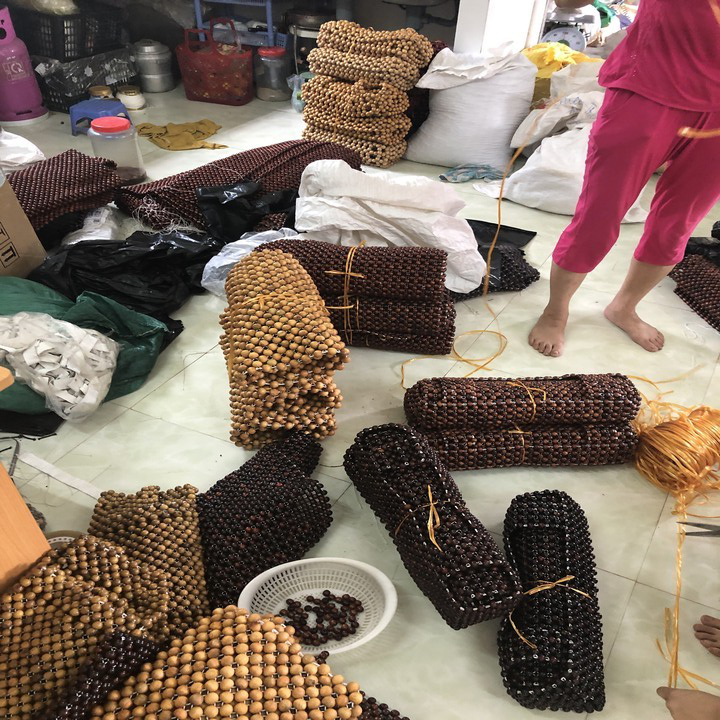 Đệm hạt gỗ tựa lưng massage ô tô gỗ Bách Xanh 100% tự nhiên, đan kết diềm mép cao cấp - Kích thước: 1,20 X 0,45 - Trọng lượng: 2,6Kg