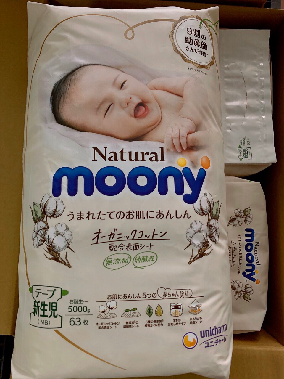 Tã/Bỉm dán Moony Natural Size NB- 63 miếng( bé< 5kg)