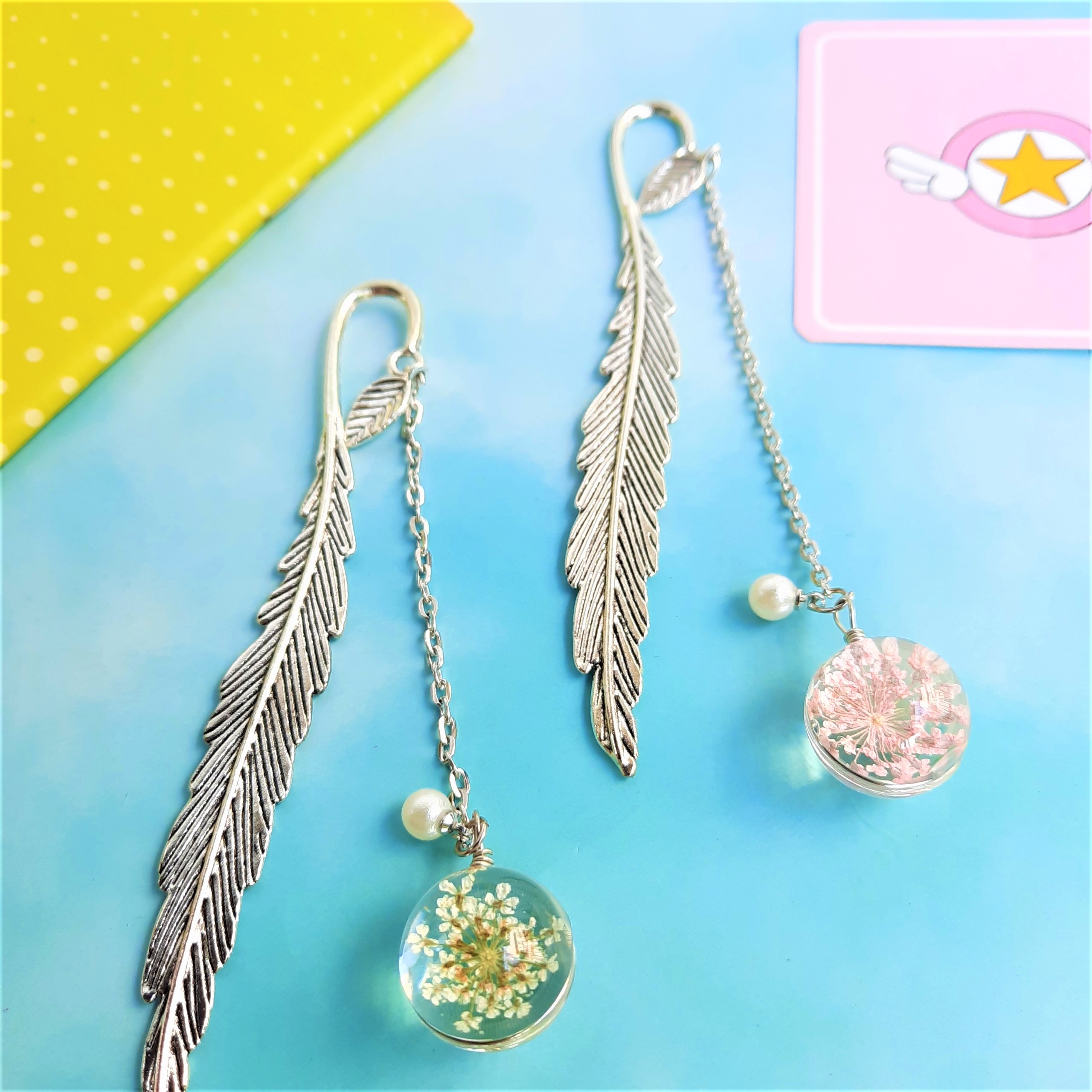 Combo 2 Bookmark Đánh Dấu Sách Lông Vũ Kim Loại Phối Quả Cầu Thủy Tinh Hình Hoa Khô  Màu Hồng Và Trắng