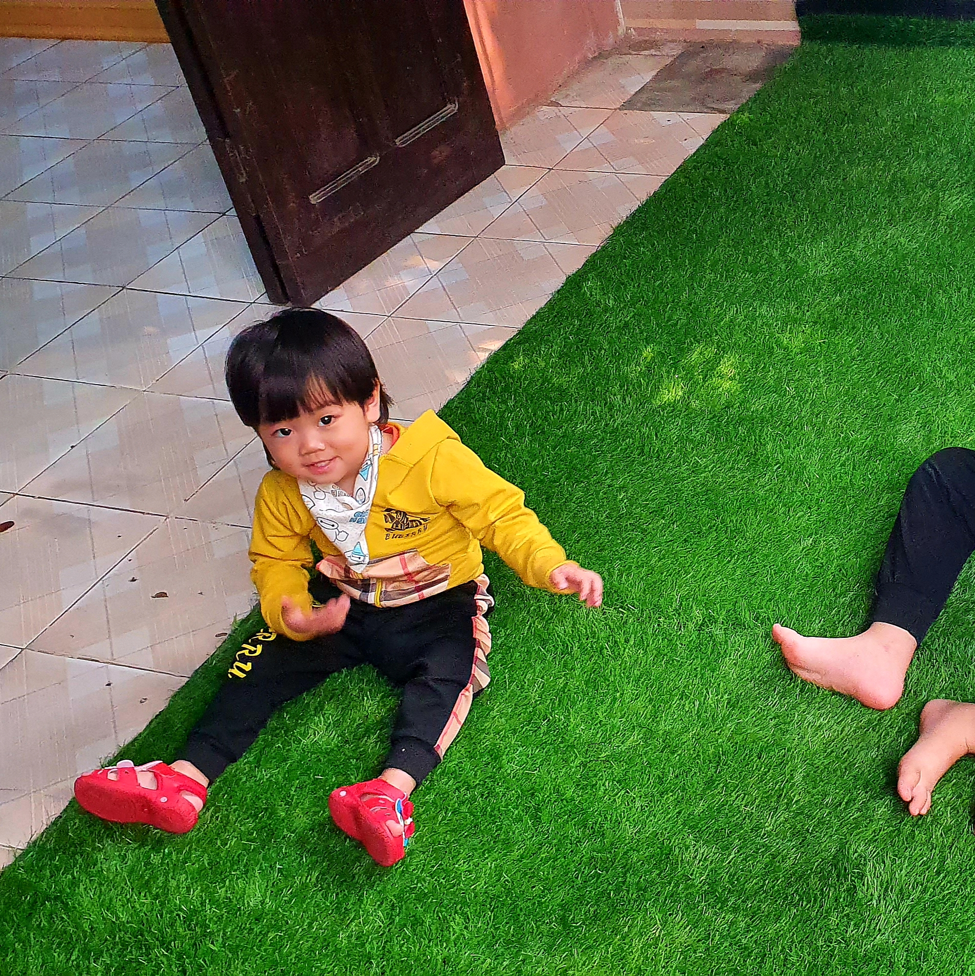 Thảm CỎ NHÂN TẠO: Nhập khẩu chính hãng, chất lượng cao, an toàn cho người dùng - Phù hợp trang trí cảnh quan, sân chơi, nội & ngoại thất. Nhiều lựa chọn:
