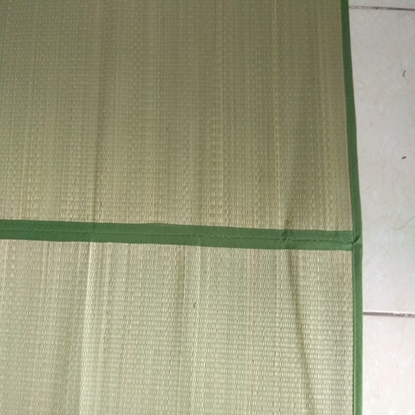 Chiếu cói sợi nhỏ Thái Bình  viền vải,  kích thước  1.9m x 1,6m( có thể gấp dọc, kích thước còn 1.9m x 0,8m)