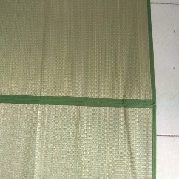 Chiếu cói sợi nhỏ Thái Bình viền vải, kích thước 1.9m x 1,6m