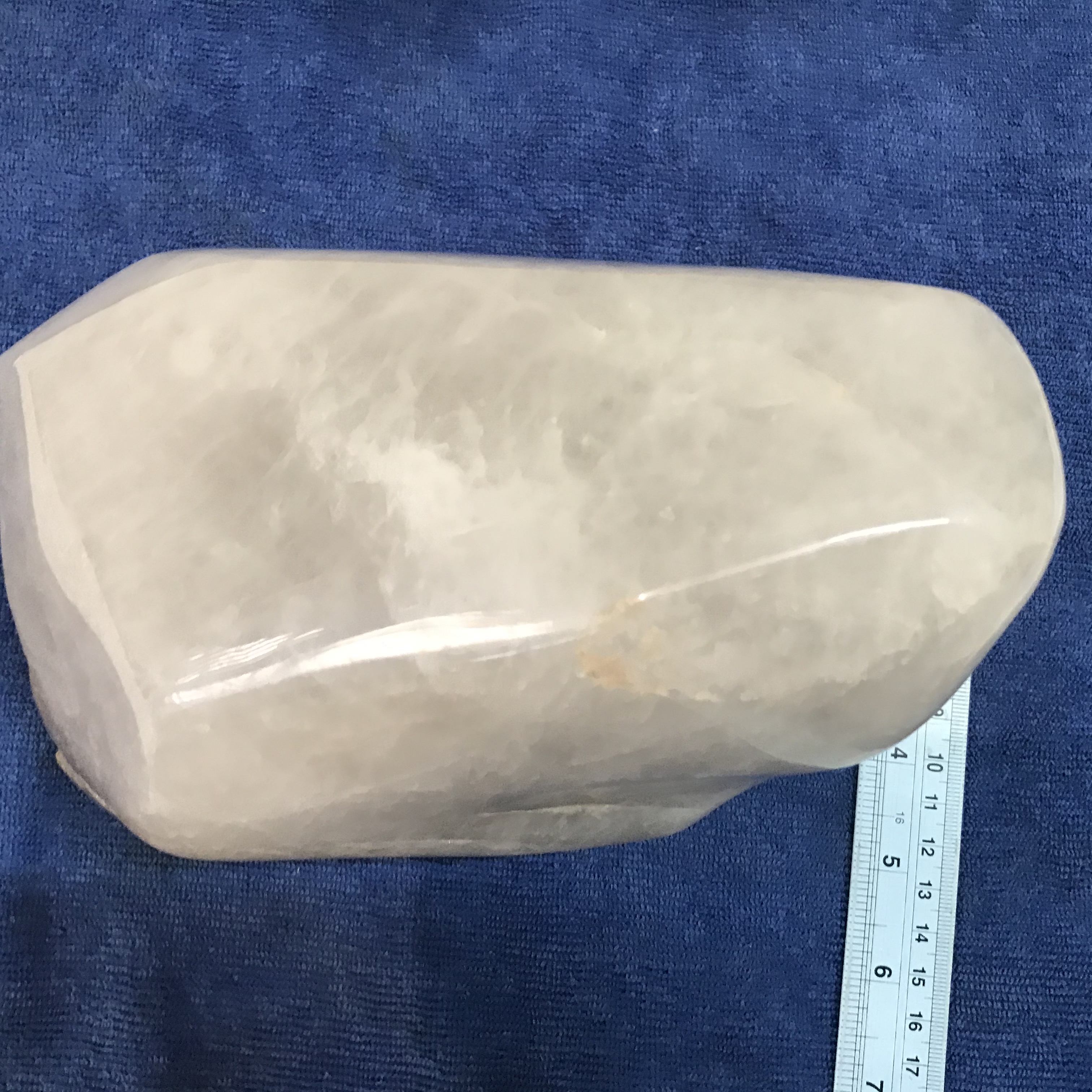 Cây đá thạch anh trắng nặng 2.8 kg trong suốt cho người mệnh Thủy và Kim