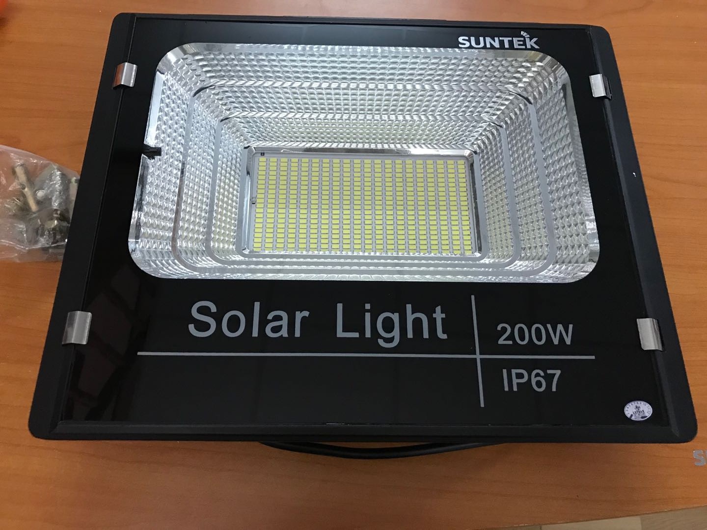 Đèn năng lượng mặt trời  Suntek 100W_200W - Chính hãng - hộp đèn nhôm đúc - thời gian sáng trên 12hr