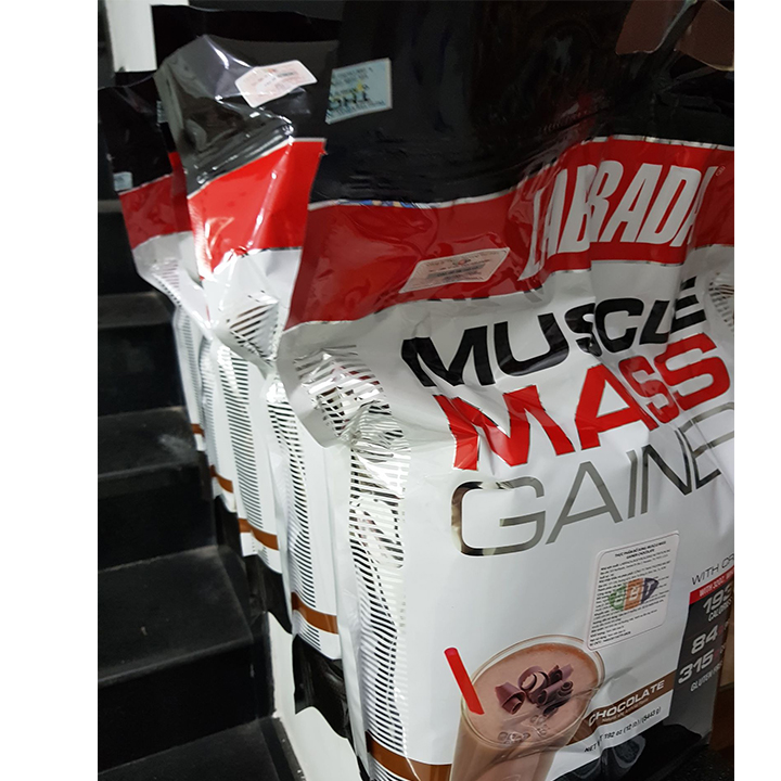 Combo Sữa tăng cân tăng cơ Muscle Mass Gainer của Labrada hương socola bịch 5.4 kg hỗ trợ tăng cân tăng cơ nhanh cho người gầy kén ăn, khó hấp thụ thức ăn tự nhiên &amp; Bình lắc 600 ml (Màu Ngẫu Nhiên)