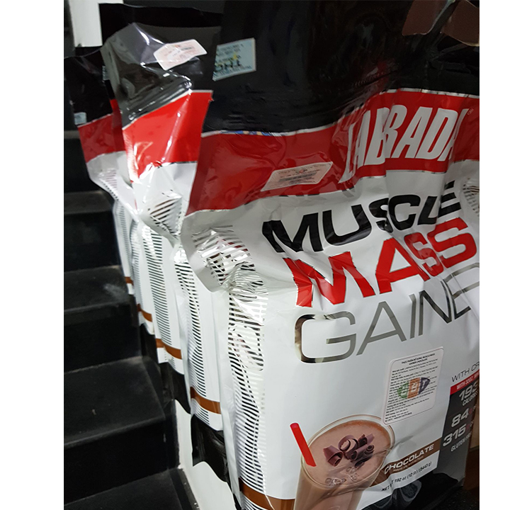 Combo Sữa tăng cân tăng cơ Muscle Mass Gainer của Labrada hương socola bịch 5.4 kg hỗ trợ tăng cân tăng cơ nhanh cho người gầy kén ăn, khó hấp thụ thức ăn tự nhiên & Bình lắc 600 ml (Màu Ngẫu Nhiên)