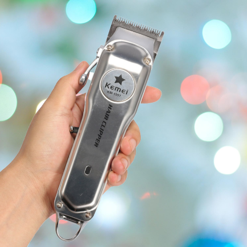 Tông đơ cắt tóc KEMEI-1997 pin sạc lithium 2000mAh cao cấp chuyên nghiệp toàn thân là chất liệu hợp kim nhôm cao cấp, có thể cắm điện sử dụng trực tiếp, chuyên dùng cắt tóc, fade tóc, chấn viền thích hợp sử dụng cho salon và cả gia đình
