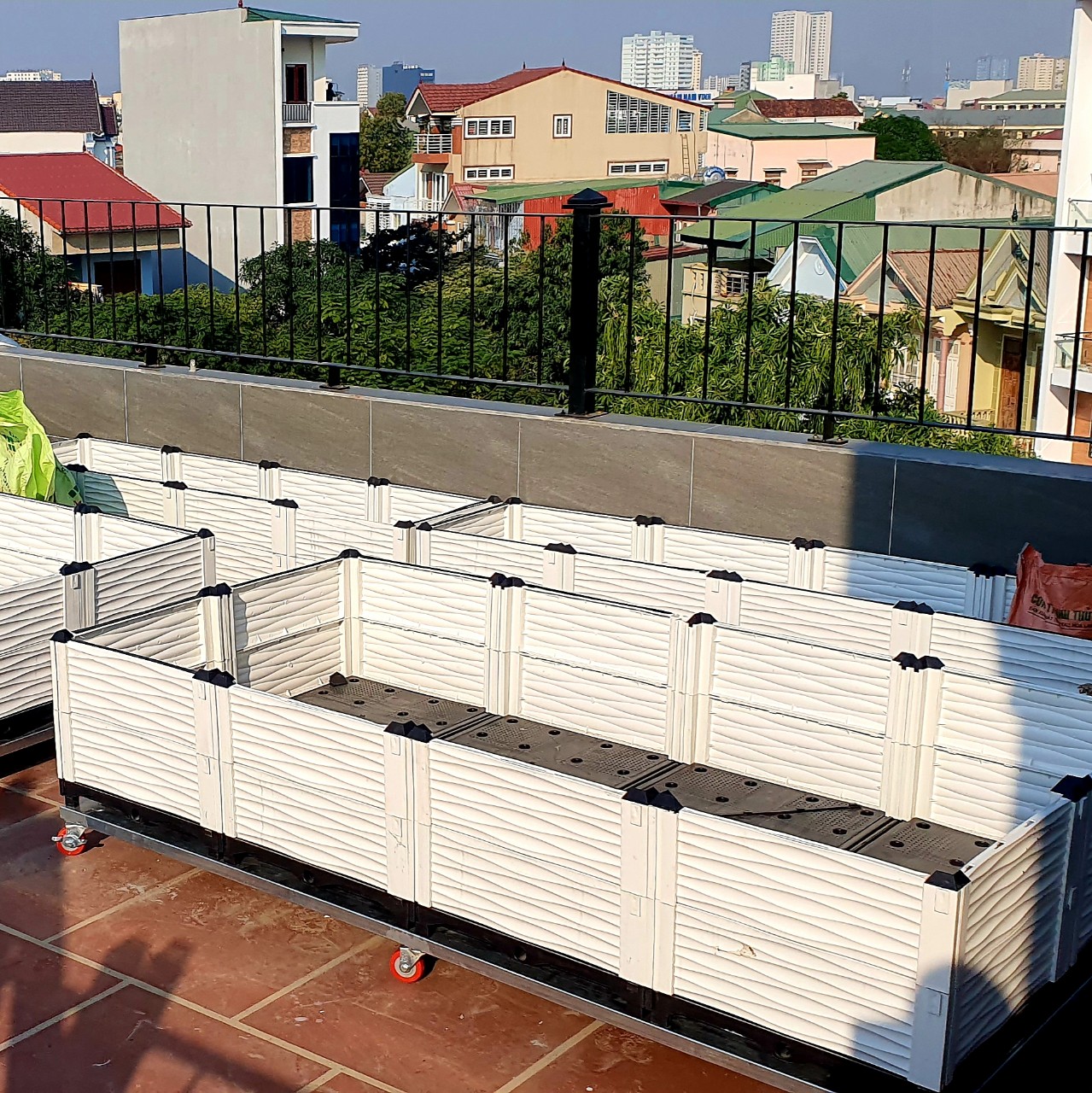 CHẬU GHÉP THÔNG MINH Cm: Bền từ 8-10 năm, phù hợp mọi cây trồng và không gian, Module tùy biến kích thước, an toàn, trọng lượng nhẹ, kết cấu chắc chắn, có khay trữ và thoát nước.